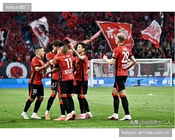 成都蓉城以15场33球的攻击力冠绝中超,是其高居榜首的根本保障。 成都蓉城以15场33球的攻击力冠绝中超,是其高居榜首的根本保障。